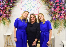 Isa Westerhoff, Inge Quint en Monique Kockmann op de stand van Starflor. Isa en Monique verwelkomden iedereen op de stand en zorgden voor wat te drinken. Inge kwam een kijkje nemen bij de door haar ontworpen stand. Voor een tal bedrijven op de beurs had zij het volledige ontwerp en aankleding van de stand verzorgd.
